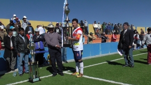 Gustavo zabala recibiendo el trofeo de campeón